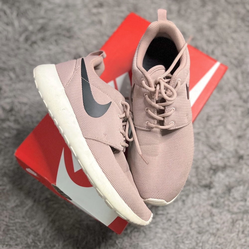 Nike Roshe sneakers womens size 8.5